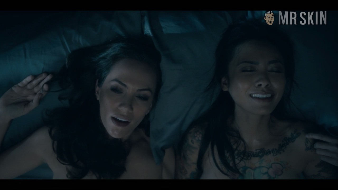 Kate Siegel Naked in The Haunting of Hill House. Lesbian, Sexy, Left Breast, breasts, underwear. 271855
