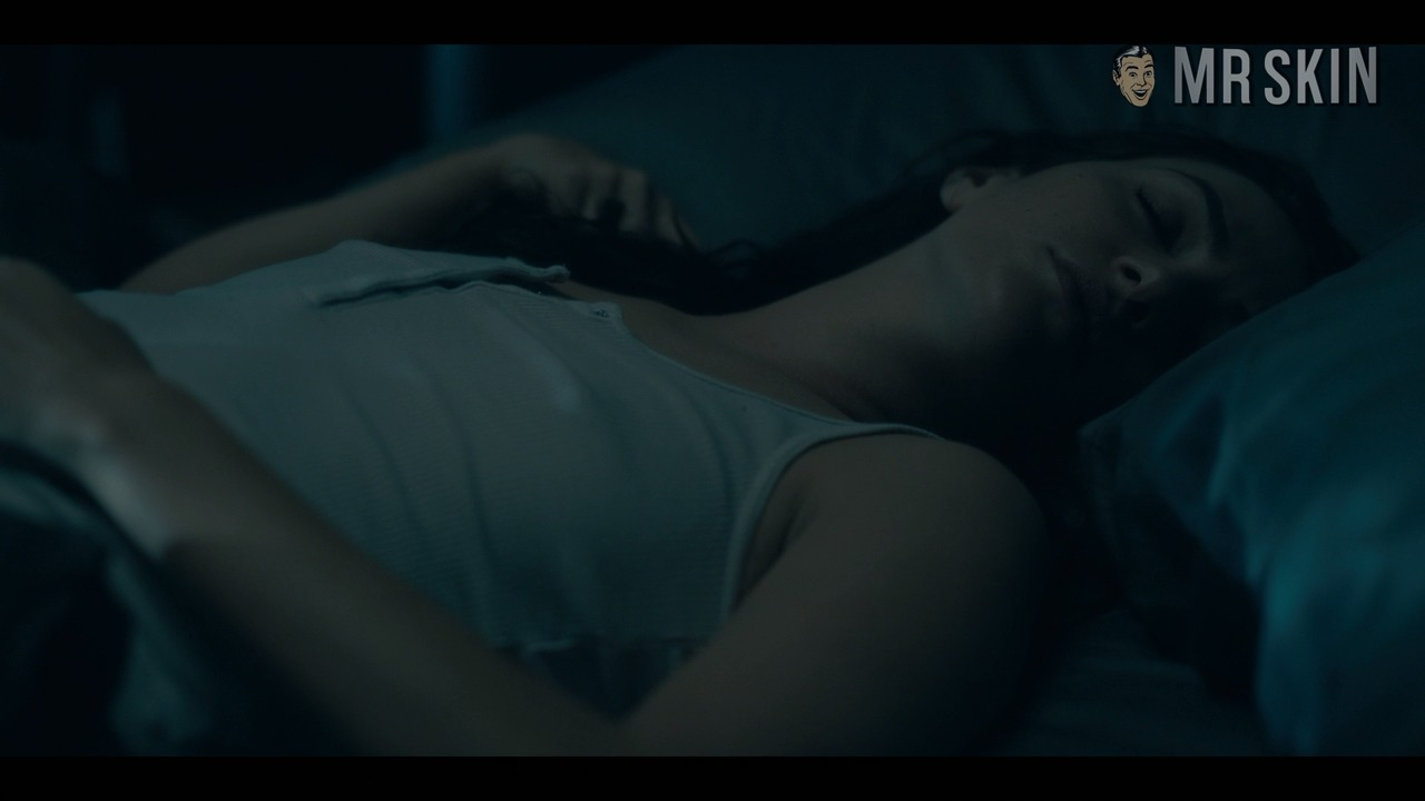 Hottest Kate Siegel Scene in The Haunting of Hill House. Sexy, breasts, left breast. 271856