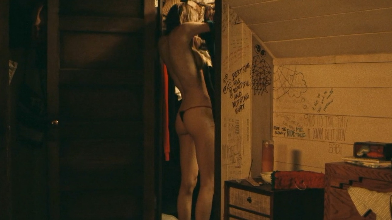 Hunter Schafer Naked as Jules Vaughn. Breasts, Thong, Underwear, lesbian, right breast. 334767