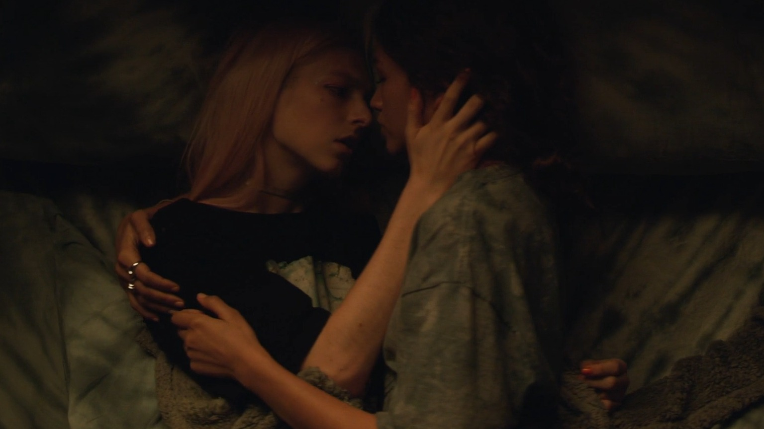 Hunter Schafer Naked as Jules Vaughn. Lesbian, Breasts, right breast, sexy. 286665