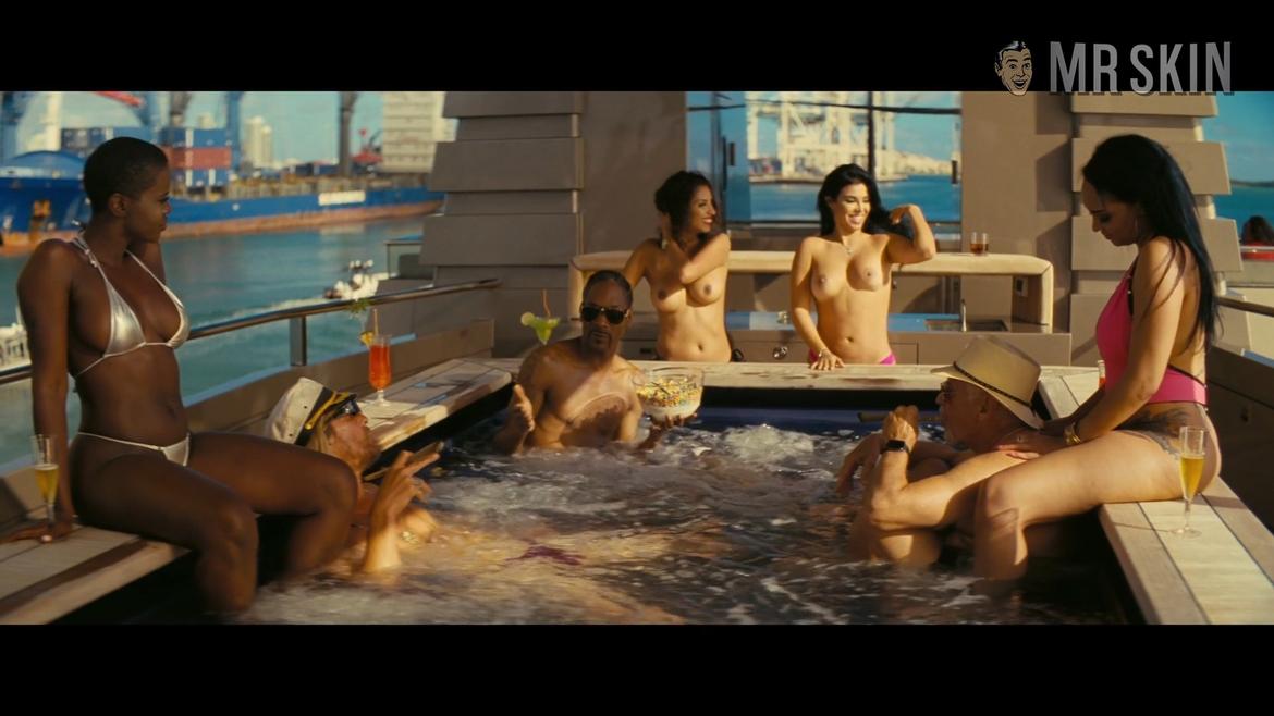 Andrea Bennetti, Jenny Ariza in The Beach Bum (2019) Breasts Thong Breasts Thong 285951