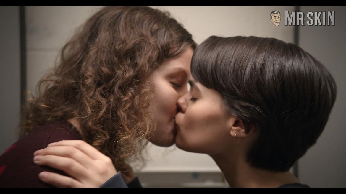 Brianna Hildebrand, Chloë Levine in Trinkets (2019-2020) Lesbian Lesbian 310910