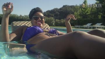 Miracle Washington in The Laundromat (2019) Bikini Bikini Sexy 293658