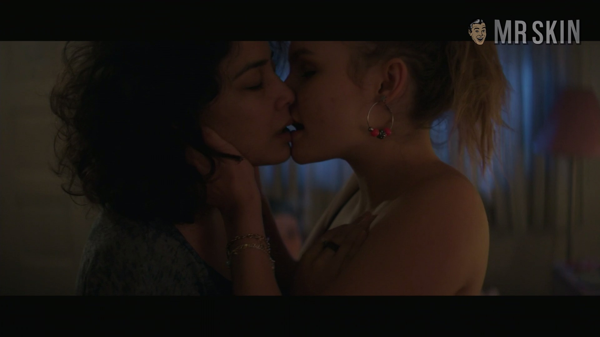 Olivia DeJonge, Geetanjali Thapa in Stray Dolls (2020) Lesbian Underwear Butt Lesbian 303402