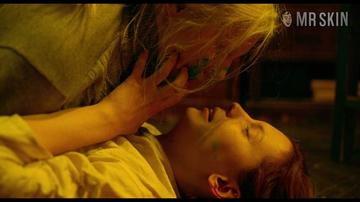 Vasilisa Perelygina, Viktoriya Miroshnichenko in Beanpole (2019) Lesbian Breasts Bush 307992