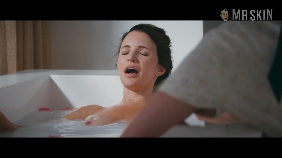 Kristin Davis, Greer Grammer in Deadly Illusions (2021) Lesbian Right Breast Bikini Breasts 320078