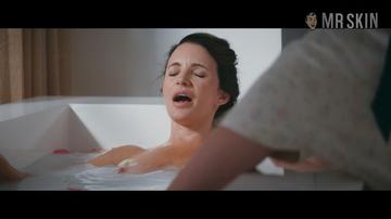 Kristin Davis, Greer Grammer in Deadly Illusions (2021) Lesbian Right Breast Bikini Breasts 320078