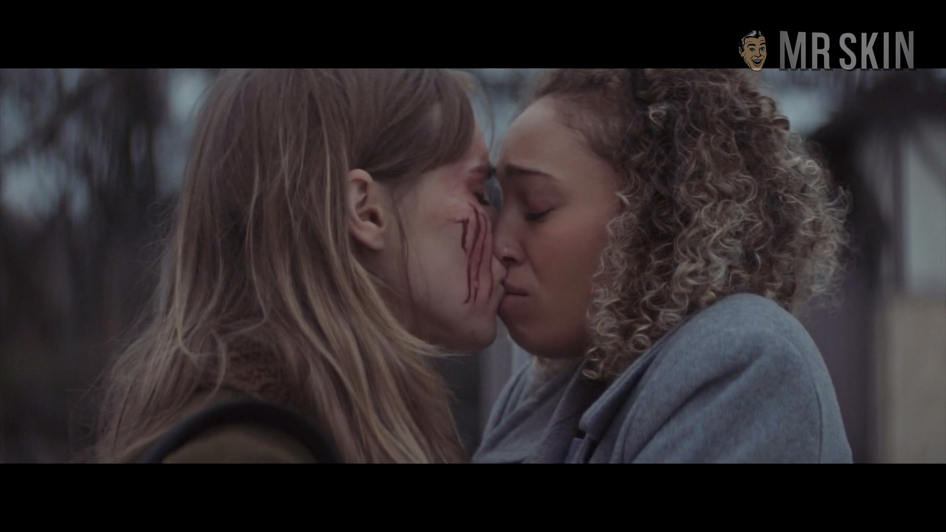 Ella-Rae Smith, Suki Waterhouse in Seance (2021) Lesbian Lesbian 329115