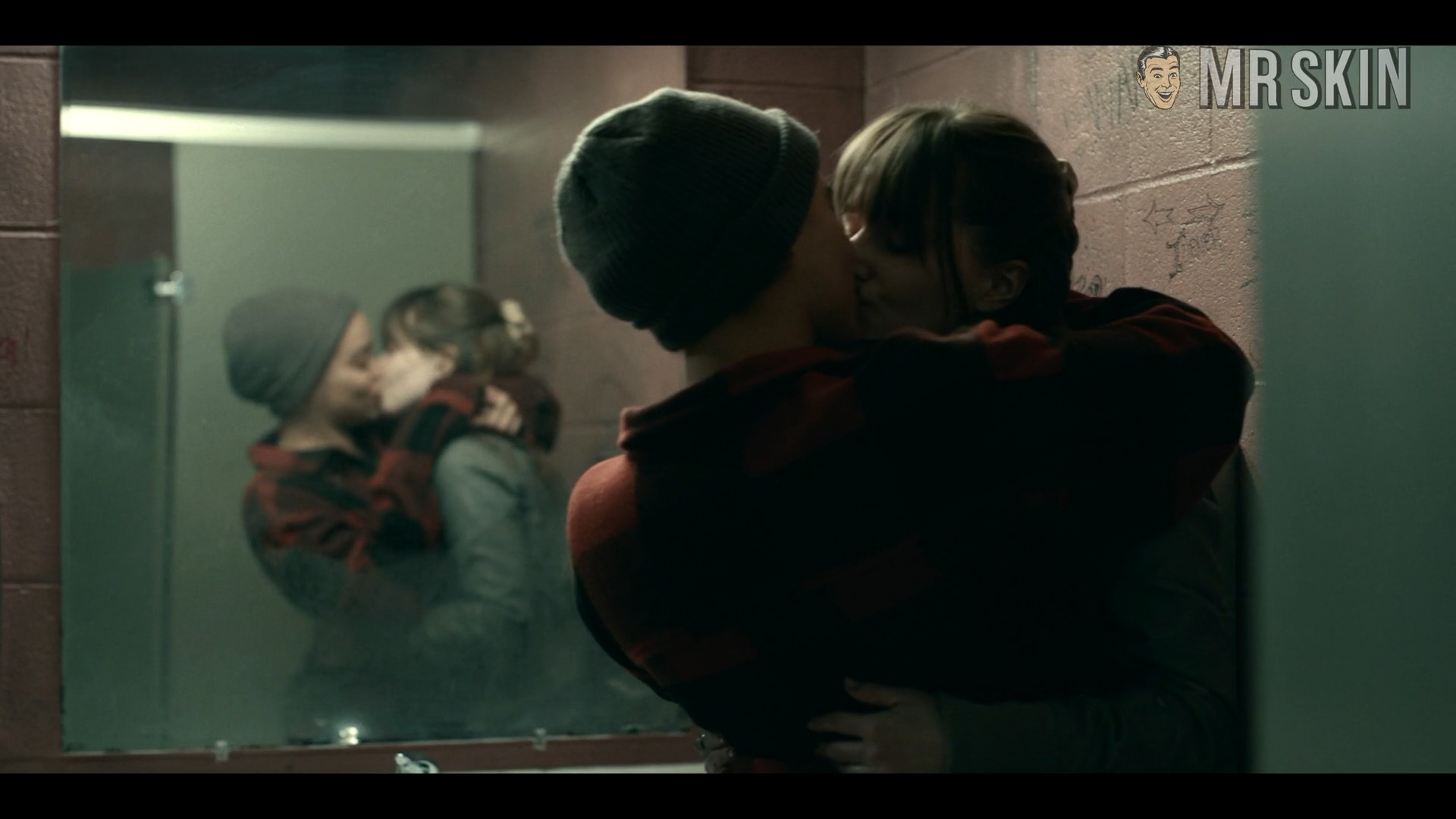 Kaitlyn Dever, Cleopatra Coleman in Dopesick (2021) Lesbian Lesbian Sexy 329658