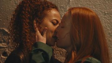 Tawny Cypress, Lauren Ambrose in Yellowjackets (2021-2025) Lesbian Lesbian Sexy 352363