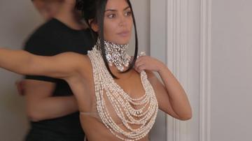 Kim Kardashian in The Kardashians (2022-2025) Sexy Bikini Butt 346577