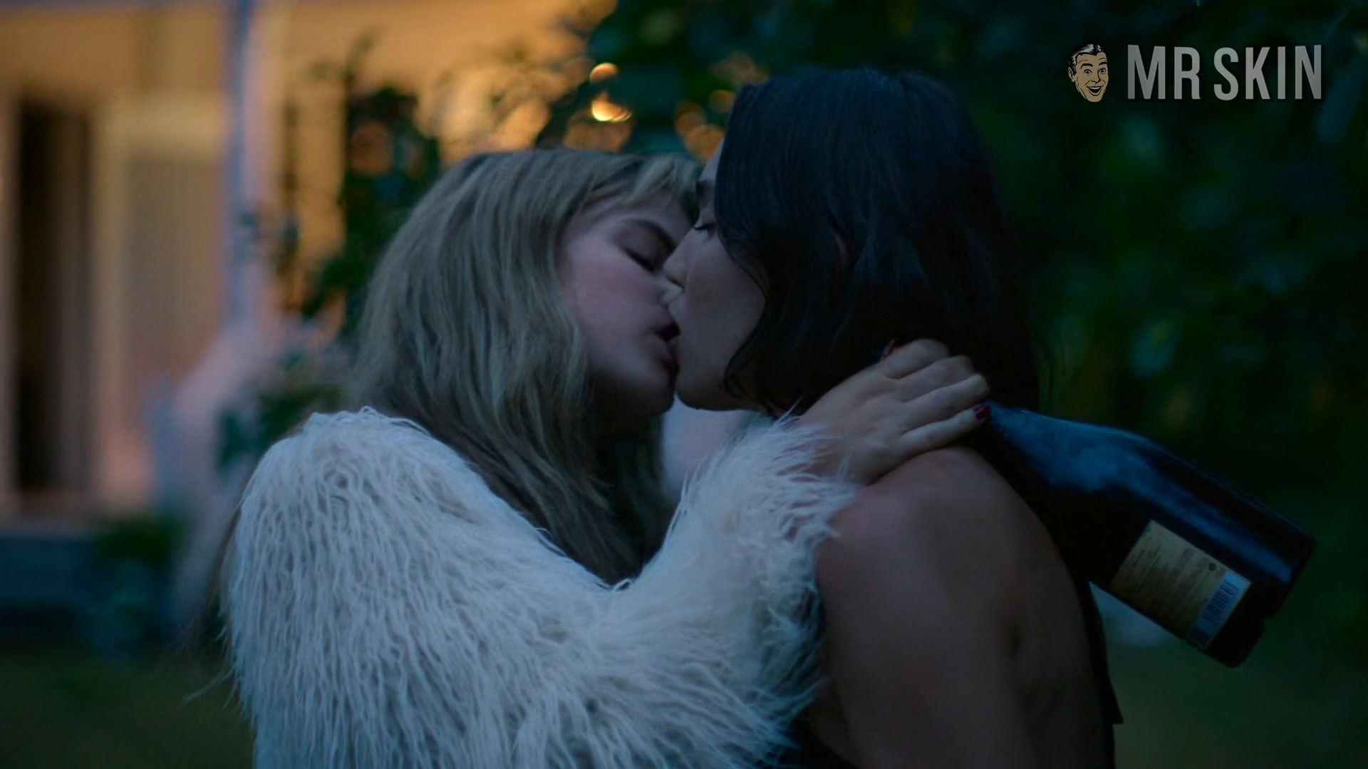 Hottest Sarah Gustafsson Scene in Barracuda Queens. Lesbian, Sexy, breasts, left breast. 344498