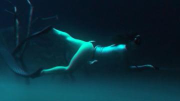 Camila Jaber in Orlando Bloom: To the Edge (2024) Bikini Sexy Bikini Sexy 348683