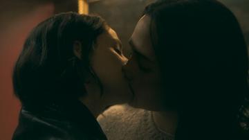 Lily Gladstone, Riley Keough in Under the Bridge (2024) Lesbian Lesbian 348762