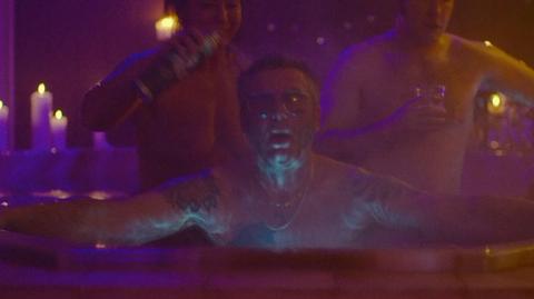 Niki Middleton Naked as Hot Tub Woman. Breasts. 352215