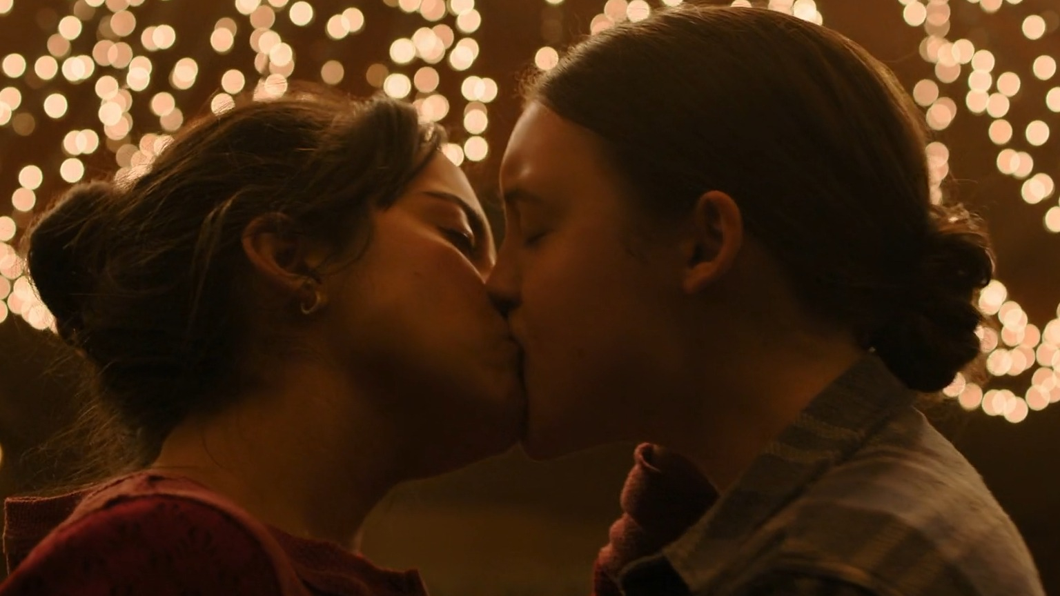 Isabela Merced, Bella Ramsey in The Last of Us (2023-2025) Lesbian Lesbian Sexy 352965