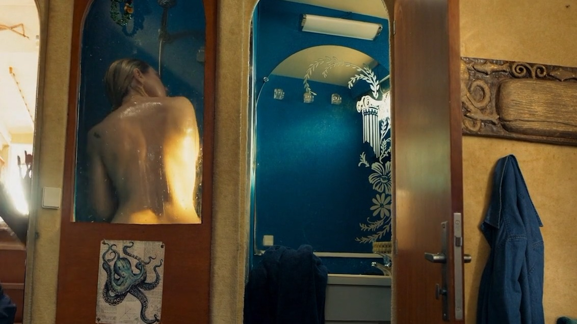 Sexiest Scenes of Julia from Survive. Sexy. 353609