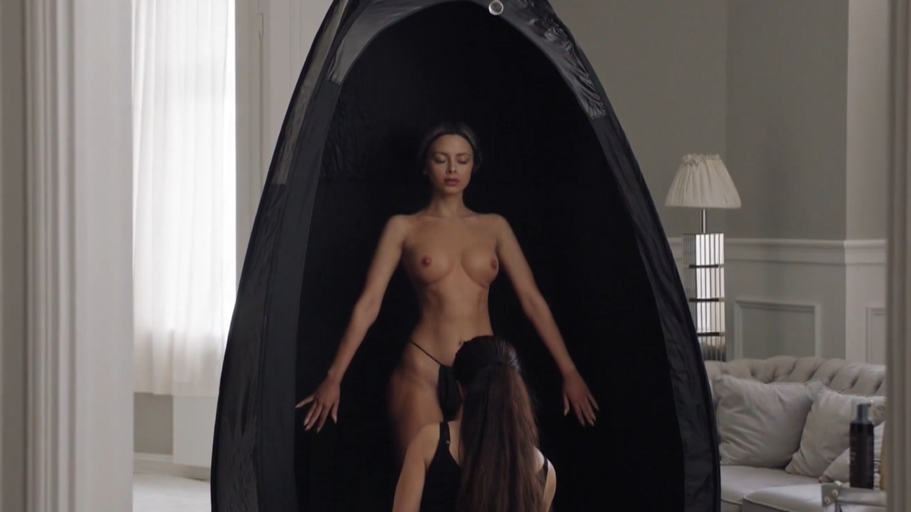 Elli Rhiannon Müller Osborne Nude as Selina. Breasts, Prosthetic, Underwear, butt. 354806