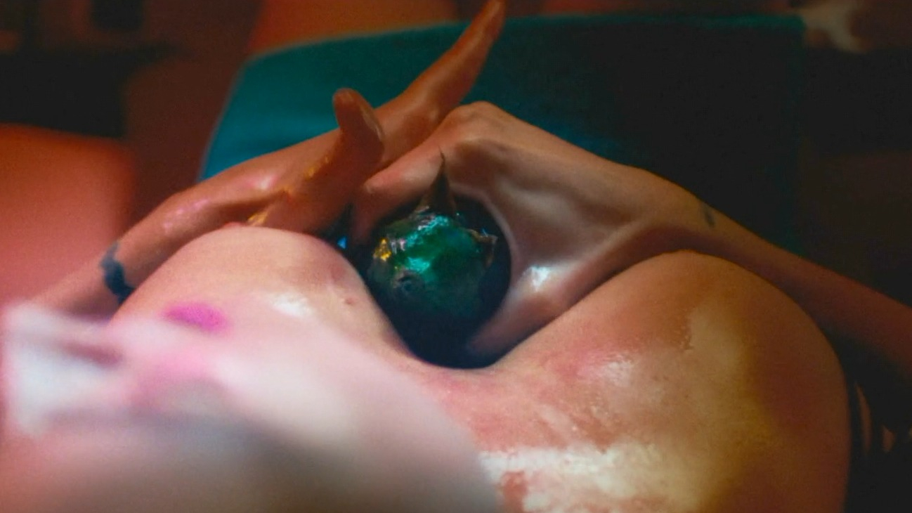 Riley Keough Nude as Anna. Sexy, Nipslip, bikini, breasts. 357974